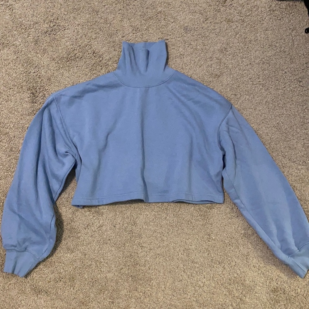 H&M turtleneck cropped sweatshirt